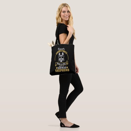 Naam toevoegen / Titel Nooit onderschatten, met ee Tote Bag (Op model)