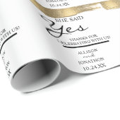 Naam toevoegen Ze zei ja Gold Glitter Verloving Cadeaupapier (Rol Hoek)