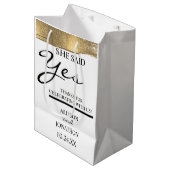 Naam toevoegen Ze zei ja Gold Glitter Verloving Medium Cadeauzakje (Voorkant Gekanteld)