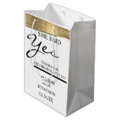 Naam toevoegen Ze zei ja Gold Glitter Verloving Medium Cadeauzakje (Achterkant Gekanteld)
