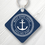 Naam van de boot en kustlijn van het havenanker sleutelhanger<br><div class="desc">Het toetsenbord voor uw boot met een wit,  elegant anker en touwembleem met uw naam van de douaneboot en het slepen haven op een donkerblauwe achtergrond.</div>