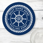 Naam van de boot en scheepskuikens van de haven onderzetter set<br><div class="desc">Onderzetter met een wit,  elegant scheepswiel- en touwembleem met aangepaste bootnaam en hailing port (of andere aangepaste tekst) op een donkerblauwe achtergrond.</div>