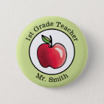 Naam van de leraar Rode appel op maat Ronde Button 5,7 Cm<br><div class="desc">Hier is een heerlijke rode appel voor de leraar in het midden van deze knop.  Pas tekst aan met uw eigen gegevens en naam.  De groene grenskleur kan worden gepersonaliseerd.</div>