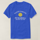 Naam van de Partner van South Dakota Pickleball Cl T-shirt<br><div class="desc">Show van je liefde voor South Dakota pickleball (gemakkelijk van naam en kleur van het shirt te veranderen) met dit geweldige pickleball shirt voor clubs, teams, partners of alledaagse rechtbank draag. Voeg gewoon uw 3 regels aangepaste tekst toe om een uniek pickleball-shirt te maken. Ideaal voor toernooien, overeenkomende shirten van...</div>