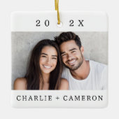 Naam van het paar en jaar moderne foto keramisch ornament (Voorkant)