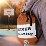 Naam van het team van Basketball Player Trekkoord Rugzakje<br><div class="desc">De Naam van het Team van de Speler van Basketball Aantal Drawstring zak. Het ontwerp heeft een zwart silhouet van een basketbalspeler met een basketbal op oranje achtergrond. De tekst is in moderne lettertypen - personaliseer de tekst met uw teamnaam, nummer en jouw naam. Ideaal voor basketbalspelers of een keepasje...</div>