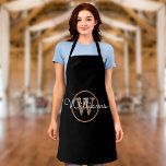 Naam van modern zwart-wit monogram schort<br><div class="desc">Moderne,  stijlvolle zwarte en gouden scriptnaam monogram apron. U kunt de naam en het monogram initiaal personaliseren om uw eigen uniek ontwerp te creëer. Ontworpen door: Thisnotme©</div>