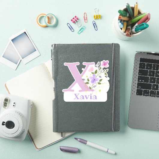Naam Xavia plus Initiaal met Floral Design Sticker (iPad Cover)