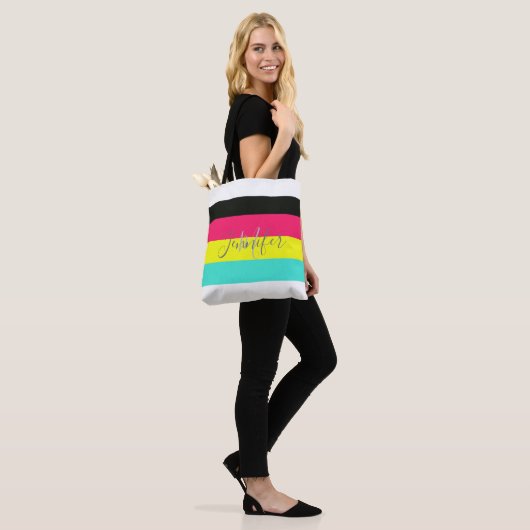 Naam zwart en neonkleurblok Stripe monogram Tote Bag (Op model)