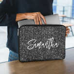 Naam zwart glitter-penseelscript laptop sleeve<br><div class="desc">Creëer je eigen donkergrijze en zwarte luxe glitter met naam of monogram. Pas de stijl en grootte van het lettertype van het penseelscript aan. Er zijn andere doopvontstijlen in het systeem. Beweeg,  dupliceer of verwijder de faux sparkle grafisch.</div>