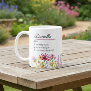 Naamdefinitie met vrouwelijke wilde bloemenrand koffiemok
