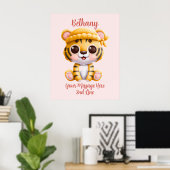 Naamtekst toevoegen, Baby Tijger met Hoed op Roze Poster (Thuiskantoor)
