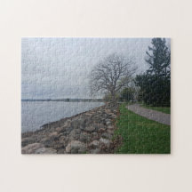 Naar beneden bij het meer van de puzzel