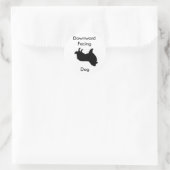 Naar beneden gerichte hond ronde sticker (Tas)