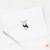 Naar beneden gerichte hond ronde sticker (Envelop)