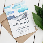 Naar boven en weg | Uitnodiging voor een  vliegtui<br><div class="desc">Op,  omhoog en weg! Onze  vliegtuigkinderen worden uitgenodigd op hun verjaardag met een waterverf-tweevlak die door fluffy blauwe wolken vliegt. Pas je object aan met de details van je verjaardagsfeestje hieronder. De kaarten keren om op toon blauwe diagonale strepen om.</div>