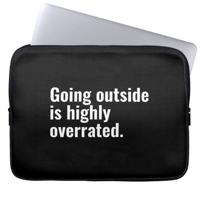 Naar buiten gaan is sterk overschatte basic coole  laptop sleeve (Voorkant)