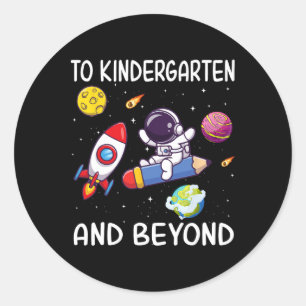 Naar de kleuterschool en verder astronaut terug na ronde sticker