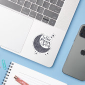Naar de maan en naar achteren sticker (Laptop met iPhone)