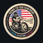 Naar de Sun Road Montana-motor Magneet<br><div class="desc">Going-to-the-Sun Road,  gedaan in een ,  in nood verkerend symbool. Het is een beroemde schilderachtig drive die in het Nationaal Park Montana en Glacier wordt gevonden.</div>
