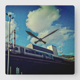 Naar de trein kijken vierkante klok