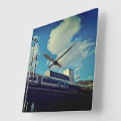 Naar de trein kijken vierkante klok (Hoek)