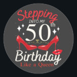 Naar mijn 50ste verjaardag als een koningin ronde sticker<br><div class="desc">Ik ga naar mijn 50ste verjaardag als een koningin die graag voor me wil dat mijn moeder het klassieke Collectie van de Klassieke Ronde sticker Classic ontwerpt.</div>