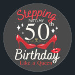 Naar mijn 50ste verjaardag als een koningin ronde sticker<br><div class="desc">Ik ga naar mijn 50ste verjaardag als een koningin die graag voor me wil dat mijn moeder het klassieke Collectie van de Klassieke Ronde sticker Classic ontwerpt.</div>