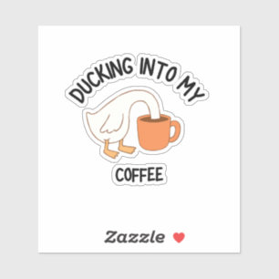 Naar mijn koffie duikende grappige eendenliefhebbe sticker