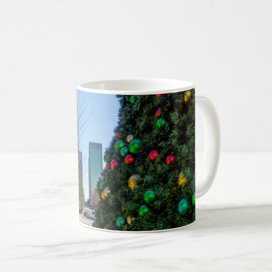 Naast de kerstboom van de Dallas Koffiemok (Voorkant rechts)