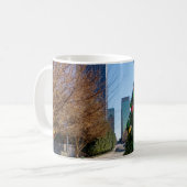 Naast de kerstboom van de Dallas Koffiemok (Voorkant links)