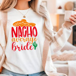 Nacho Gemiddelde bruidsdag Spaanse Sombrero Funny  T-shirt<br><div class="desc">De Nacho Gemiddelde Bride Spaanse Sombrero Funny Wedding T-Shirt kenmerkt de tekst "Nacho Gemiddelde Bride" in de leuke moderne scripttypografie,  geaccentueerd met een sombrero en cactus plant. Ideaal voor de bruid voor een vrijgezellenfeest of trouwdag. Ontworpen door Evco Studio www.zazzle.com/store/evcostudio</div>