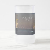 Nacht op Mackinac Bridge Frosted Mok (Center)