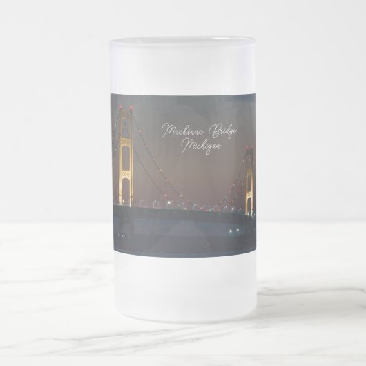 Nacht op Mackinac Bridge Frosted Mok (Center)