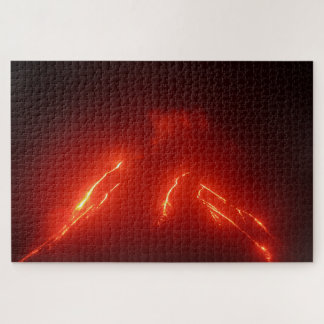 Nacht uitzicht lava stroomt op de helling van de v legpuzzel