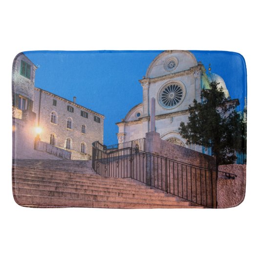 Nacht uitzicht trappen en kerk in Split, Kroatië Badmat (Voorkant)