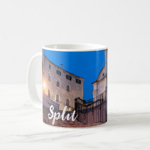 Nacht uitzicht trappen en kerk in Split, Kroatië Koffiemok
