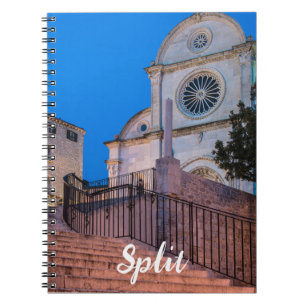 Nacht uitzicht trappen en kerk in Split, Kroatië Notitieboek
