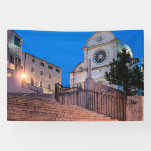 Nacht uitzicht trappen en kerk in Split, Kroatië Spandoek