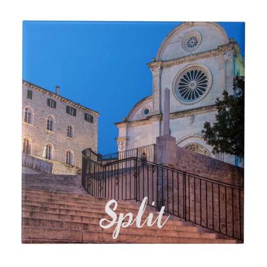 Nacht uitzicht trappen en kerk in Split, Kroatië Tegeltje (Voorkant)