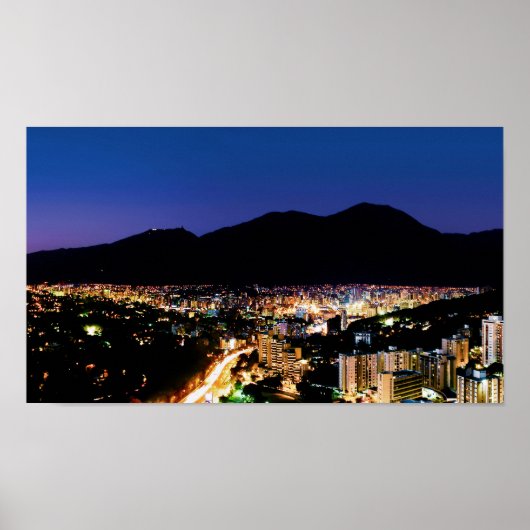 Nacht uitzicht van Caracas City en Avila Poster (Voorkant)