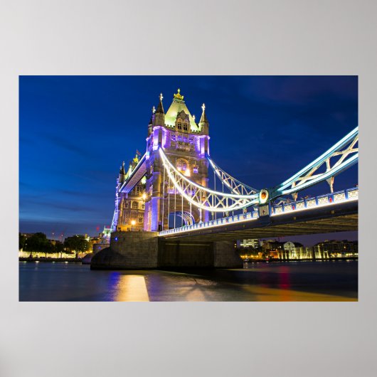 Nachtbeeld van Londens Tower Bridge Poster (Voorkant)