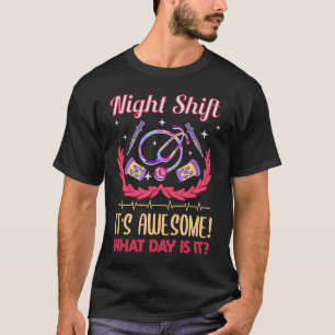 Nachtdienst het is geweldig welke dag is het Zieke T-shirt