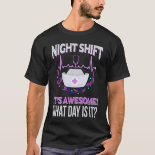 Nachtdienst het is geweldige wat dag is het zieken t-shirt