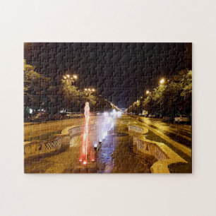 Nachtelijk uitzicht in de kleurrijke fontein in Bo Legpuzzel