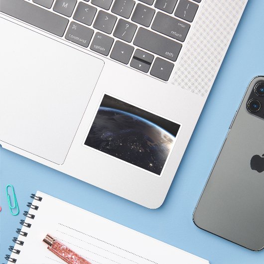 Nachtelijk ver Noord-Europa Sticker (Laptop met iPhone)