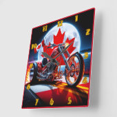 Nachtelijke Canadese trots op een aangepaste fiets Vierkante Klok (Hoek)