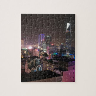 Nachtelijke stad van Ho Chi Minh City. Legpuzzel