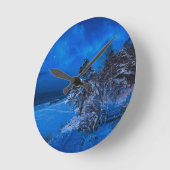 Nachtelijke winterscène met sneeuw bedekte sinnen ronde klok (Hoek)