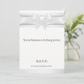 Nachten in wit satijn op witte formele uitnodiging (Staand voorkant)